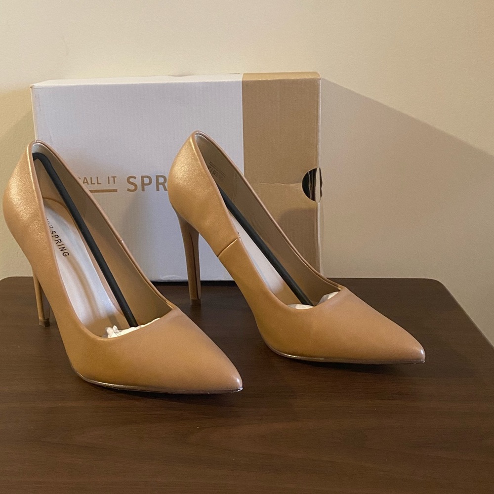 Call it Spring nude pumps